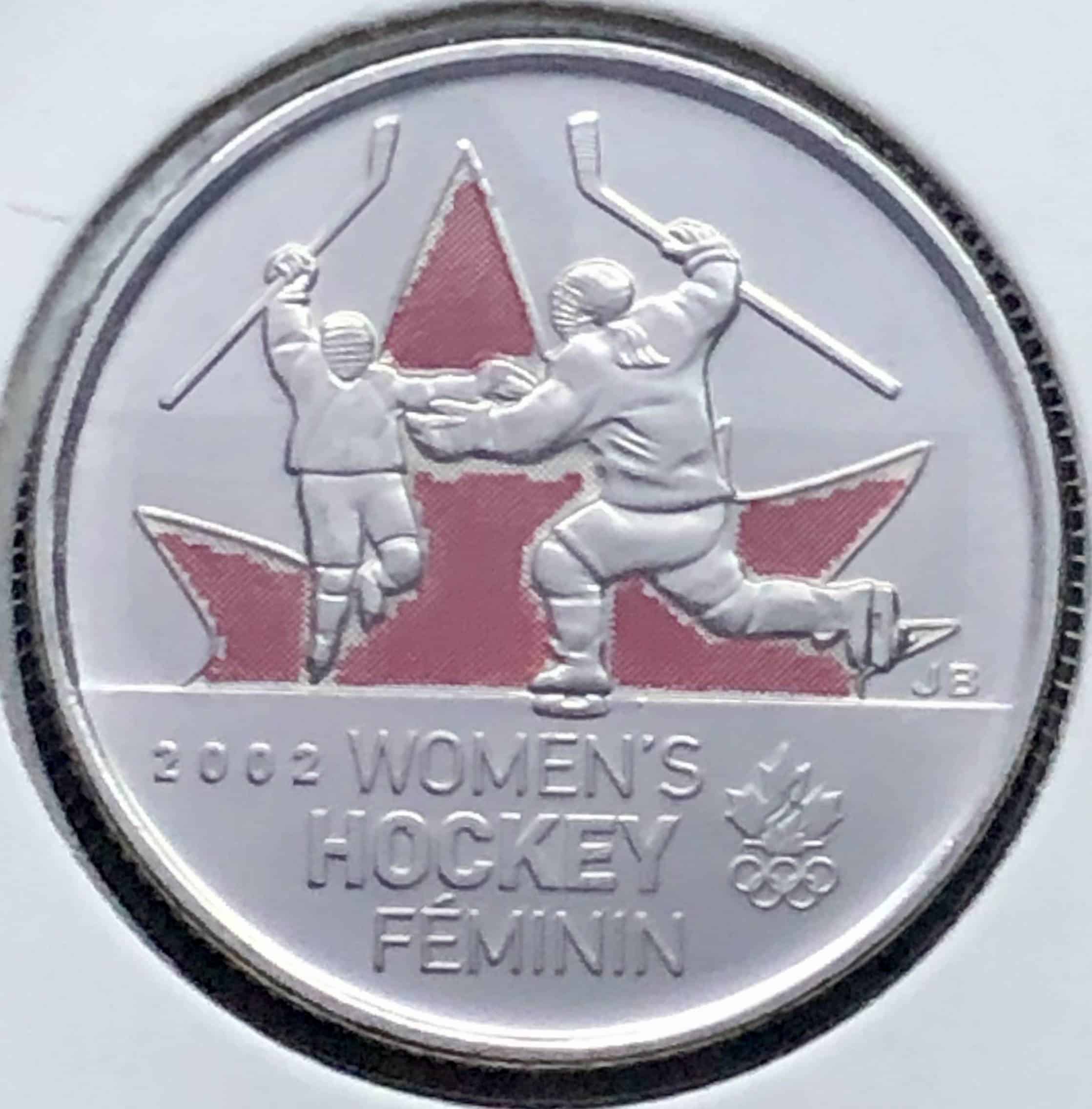 Revers Deux joueuses de hockey levant les bras en signe de victoire sur une feuille d'érable stylisée, le logo du Comité olympique canadien. Écriture : Latin Inscription : 2002 WOMEN'S HOCKEY FÉMININ