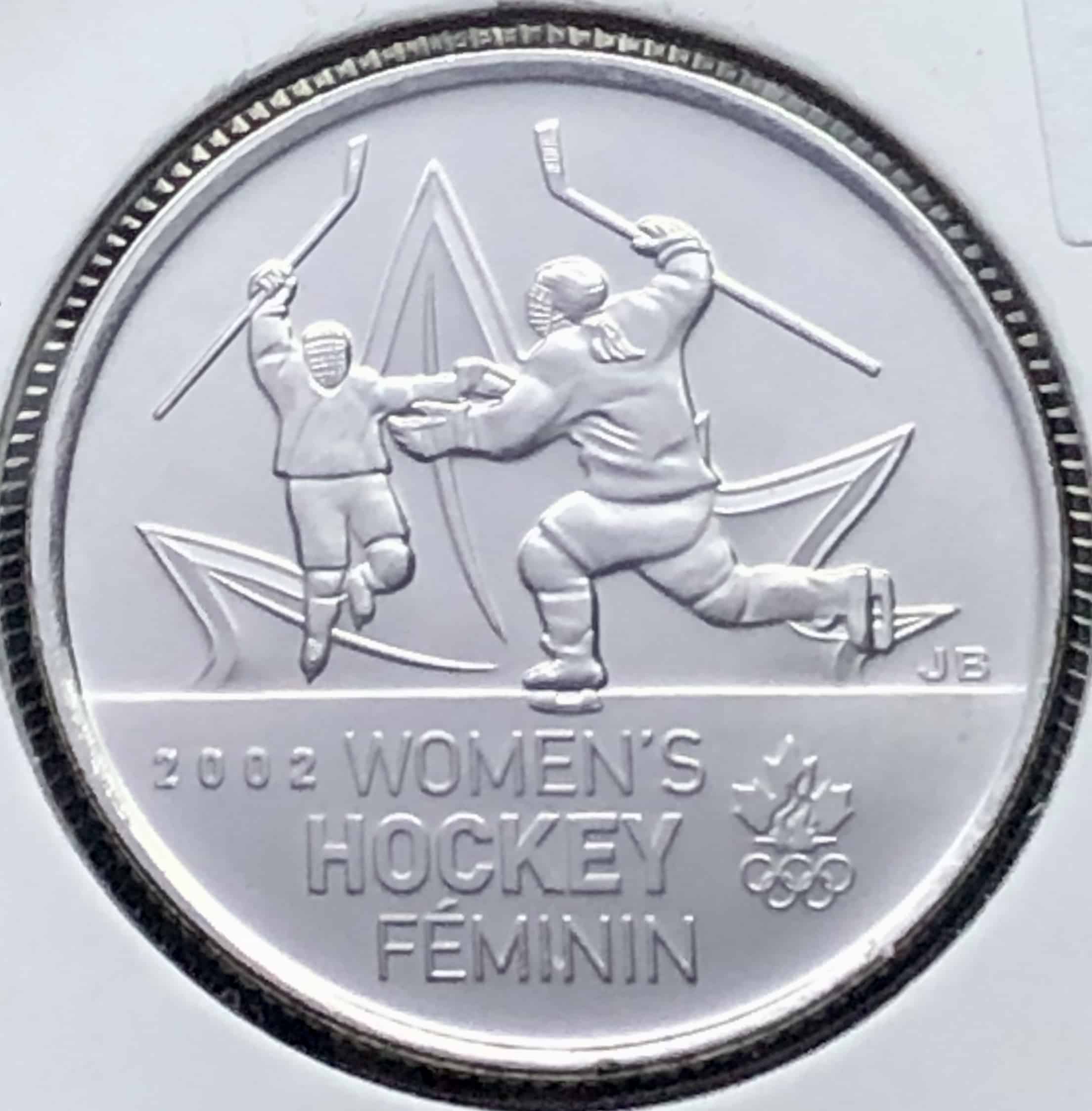 Revers Deux joueuses de hockey levant les bras en signe de victoire sur une feuille d'érable stylisée, le logo du Comité olympique canadien. Écriture : Latin Inscription : 2002 WOMEN'S HOCKEY FÉMININ
